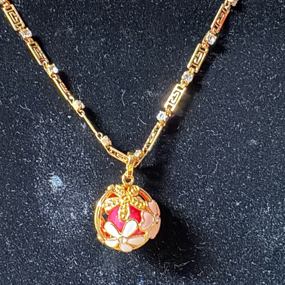 Chic Gold and Pink Floral Pendant Necklace